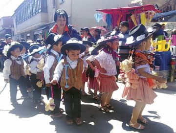 Niños interpretan la danza del Warakaku.