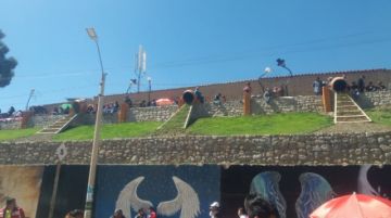 La gente colma el recorrido.