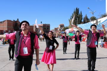 Pese a pasar de día, los bailarines chilenos se presentaron con ropa.