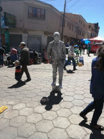 Artistas callejeros deleitan al público.