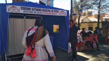 Los bomberos dispensan atención médica en el ingreso al templo.