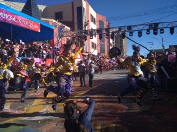 La Cerve pasa por el palco en la Sevilla