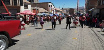 La primera fraternidad Ingresa a la avenida Litoral.