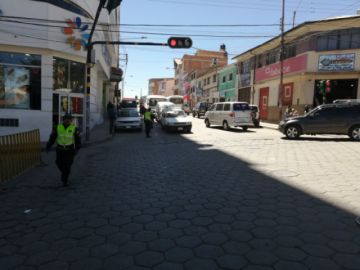Vehículos utilizan la Chayanta para circular.