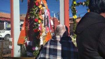 Rompiendo protocolo, una señora de la tercera edad, con lágrimas en los ojos, se anticipó a las autoridades a presentar sus pedidos al santo.