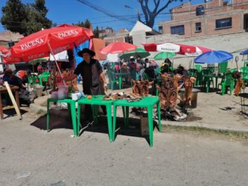  Tarijeños ofrecen el tradicional chancho a la cruz en inmediaciones del puente Caracol.