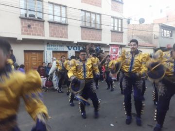 Llegan a la Cívica.