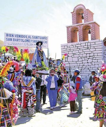 La imagen del apóstol San Bartolomé está en la capilla de la Puerta, donde se encuentran las figuras de San Ignacio de Loyola y Santa Lucia.