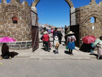 La gente empieza a ocupar sus lugares en la avenida Litoral y el Campo de Marte
