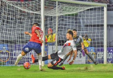 Víctor Galain (c) busca aplacar una de las jugadas ofensivas de los locales.