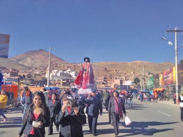 La procesión en la avenida Tinkuy.