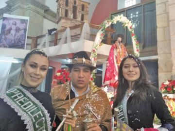 El presidente de la Affap con las reinas de la festividad.