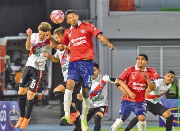 Bruno Pascua y Gilbert Álvarez tratan de cabecear el balón.