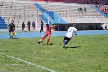 El capitan de Wilstermann, Darwin Peña, lanza un centro.
