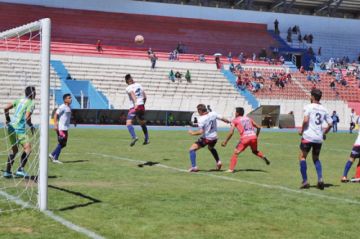 El jugador Juan Pablo Filipezuk, de San Lorenzo, cabecea el balón.