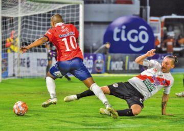 Serginho trata de pasar la marca de Walter Rioja.