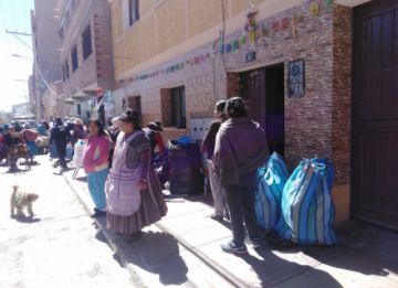 Las paceñas dejaron cientos de bolsas con mercadería en casas particulares.
