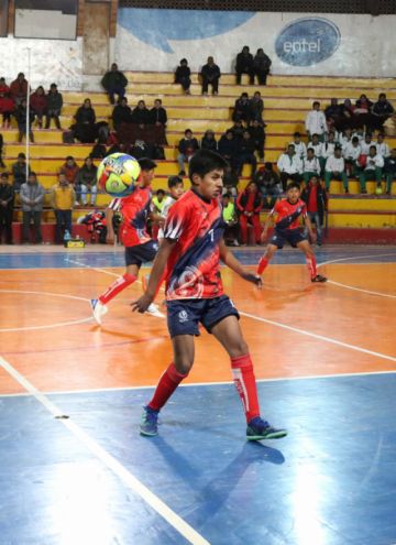 Un jugador de la Villa Imperial despeja el balón.