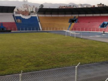 Están en el campo deportivo.