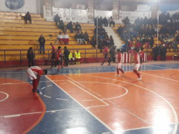 El partido se juega en el Coliseo 10 de Noviembre.