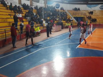El partido se juega en el Coliseo 10 de Noviembre.