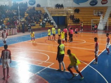 El partido se juega en el Coliseo 10 de Noviembre.