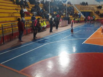 El partido se juega en el Coliseo 10 de Noviembre.