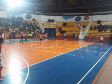El partido se juega en el Coliseo 10 de Noviembre.