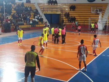 El partido se juega en el Coliseo 10 de Noviembre.