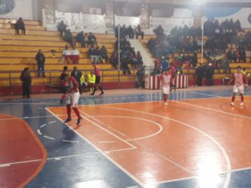 El partido se juega en el Coliseo 10 de Noviembre.