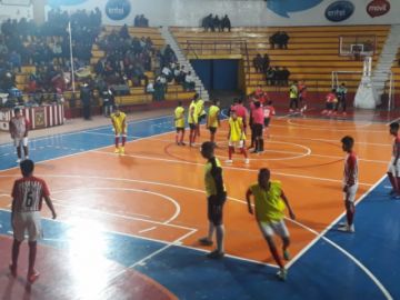 El partido se juega en el Coliseo 10 de Noviembre.