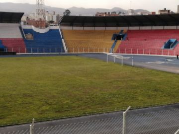 Están en el campo deportivo.
