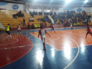 El partido se juega en el Coliseo 10 de Noviembre.