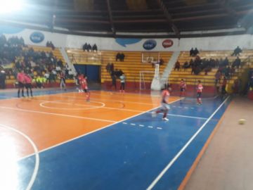 El partido se juega en el Coliseo 10 de Noviembre.