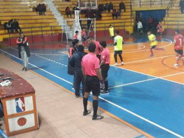 El partido se juega en el Coliseo 10 de Noviembre.