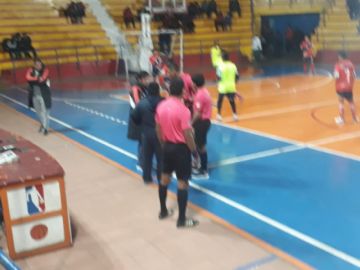 El partido se juega en el Coliseo 10 de Noviembre.