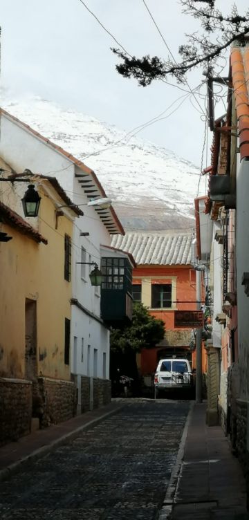Desde la calle Chuquisaca.