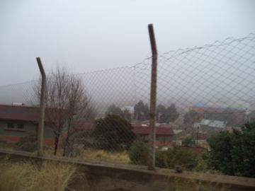 Los cerros que rodean la ciudad eran imposibles de ver.