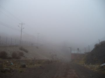 Los cerros que rodean la ciudad eran imposibles de ver.