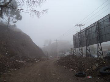 Los cerros que rodean la ciudad eran imposibles de ver.