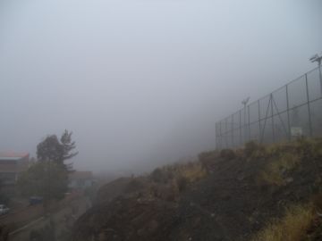 Los cerros que rodean la ciudad eran imposibles de ver.