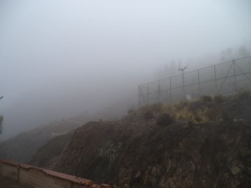 Los cerros que rodean la ciudad eran imposibles de ver.