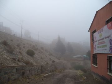 Los cerros que rodean la ciudad eran imposibles de ver.