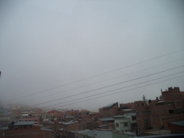 Los cerros que rodean la ciudad eran imposibles de ver.