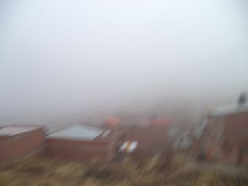 Los cerros que rodean la ciudad eran imposibles de ver.
