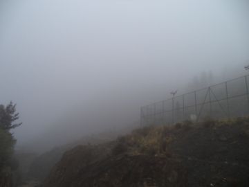 Los cerros que rodean la ciudad eran imposibles de ver.