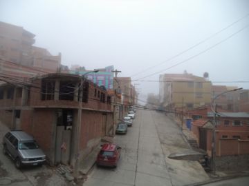 Los cerros que rodean la ciudad eran imposibles de ver.