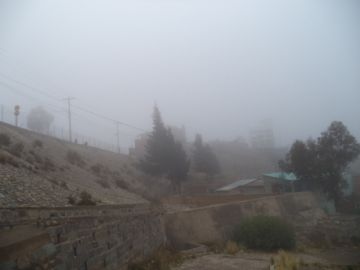 Los cerros que rodean la ciudad eran imposibles de ver.