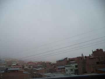 Los cerros que rodean la ciudad eran imposibles de ver.