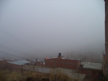 Los cerros que rodean la ciudad eran imposibles de ver.